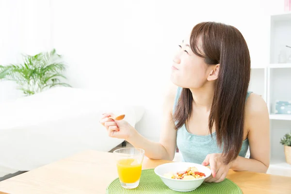 Hermosa Mujer Asiática Comiendo Desayuno Saludable —  Fotos de Stock