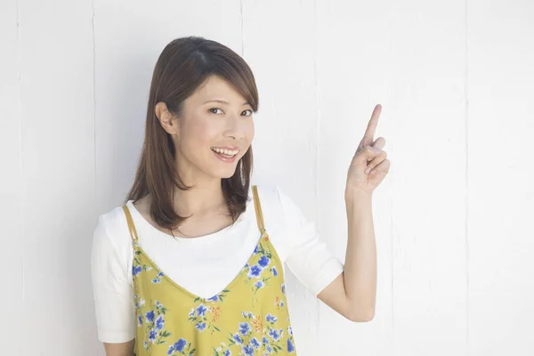 Femme Japonaise Robe Verte Gesticulant Sur Fond Blanc — Photo