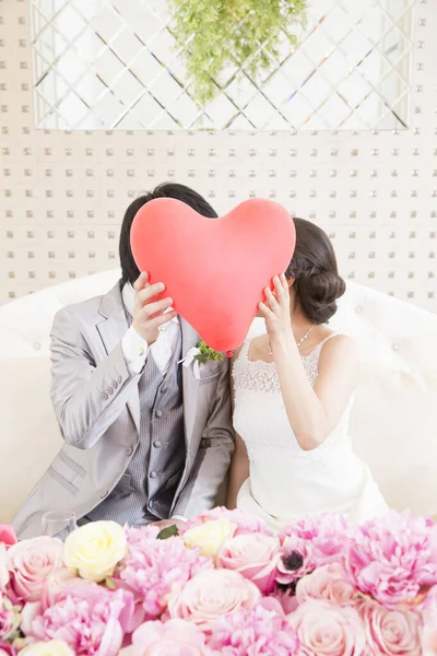 Schönes Glückliches Junges Hochzeitspaar Posiert Mit Rotem Herz — Stockfoto