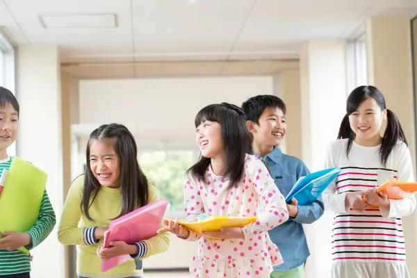 Okul Koridorunda Yürüyen Kitaplarla Bir Grup Japon Çocuk — Stok fotoğraf