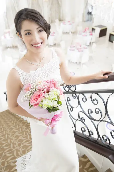 Schöne Asiatische Braut Mit Blumenstrauß — Stockfoto