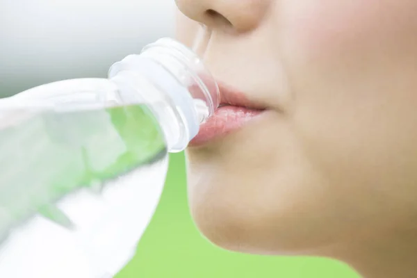 Beautiful Japanese Woman Drinking Water Green Summer Park Daytime — Stock Photo, Image