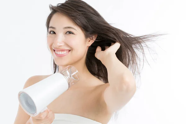 Усміхнена Азіатська Жінка Сушить Волосся Ізольовано Білому Тлі — стокове фото