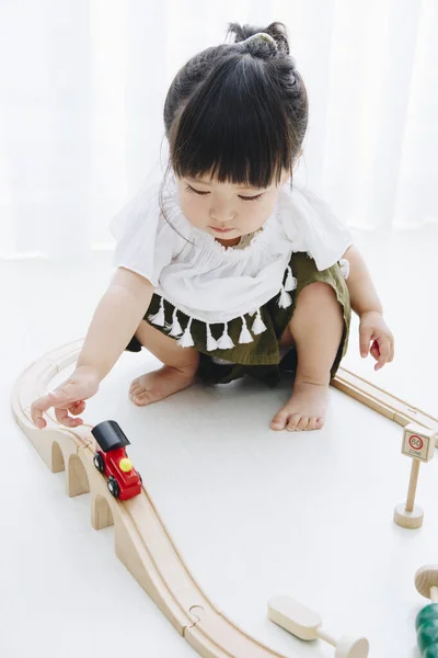 Χαριτωμένο Μικρό Ιαπωνικό Κορίτσι Παίζει Παιχνίδια Στο Σαλόνι — Φωτογραφία Αρχείου