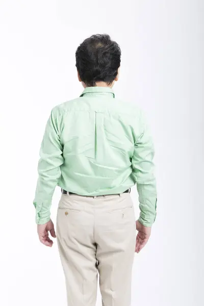 白い背景に立っているシニアアジアの男性のバックビュー — ストック写真