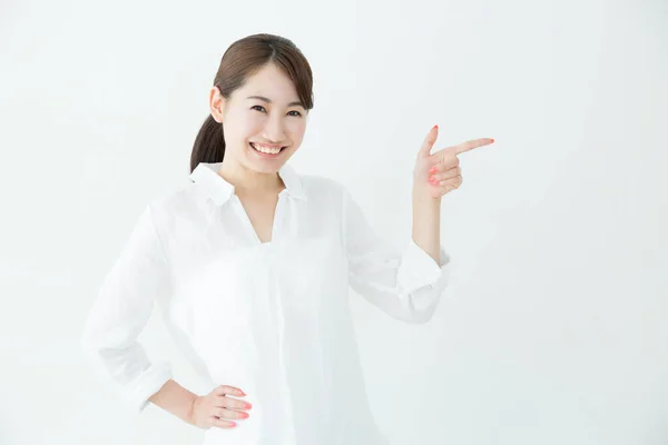 Mulher Japonesa Bonita Mostrando Algo Com Dedo Indicador Fundo Branco — Fotografia de Stock