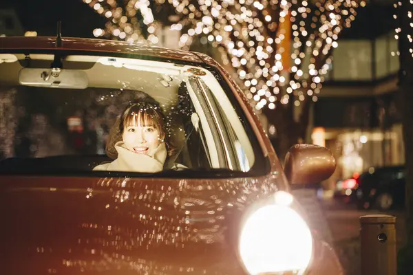 Молода Японська Жінка Осінньому Одязі Сидить Сучасному Автомобілі Розмитий Освітлений — стокове фото