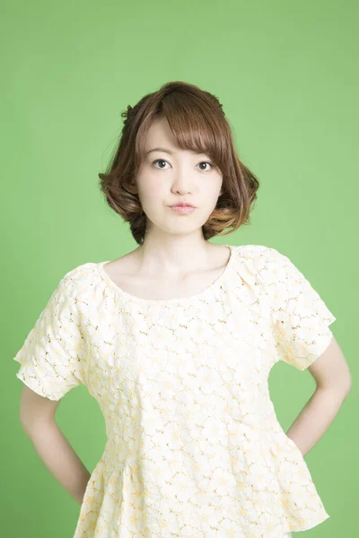 Portret Van Mooie Japanse Vrouw Poseren Groene Achtergrond — Stockfoto