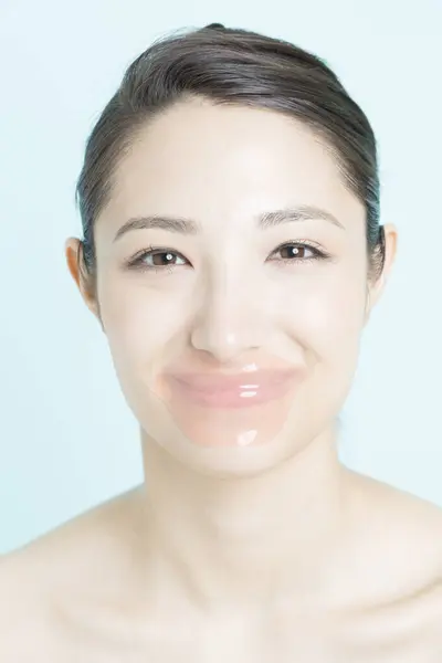 Piękna Azjatka Różowym Plastrem Ustach Kosmetologia Pielęgnacja Skóry Pielęgnacja Skóry — Zdjęcie stockowe