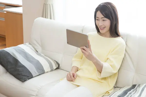Szczęśliwy Azji Kobieta Pomocą Tablet Domu — Zdjęcie stockowe