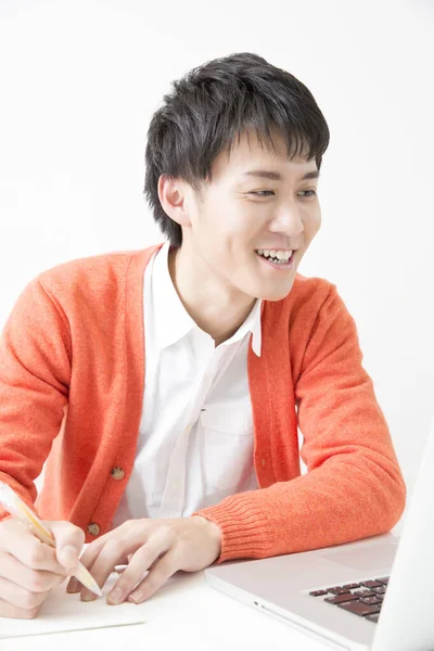 Joven Japonés Hombre Estudiar Con Portátil — Foto de Stock