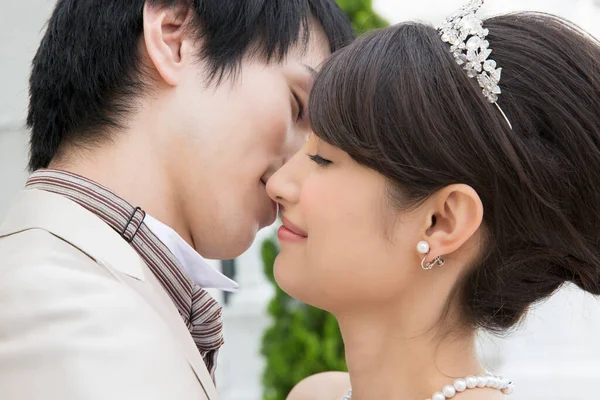 美丽快乐的亚洲年轻夫妇在户外接吻的肖像 — 图库照片