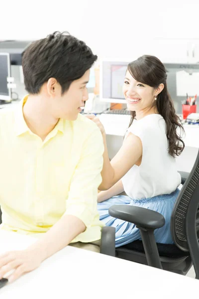 Χαμογελαστοί Ιάπωνες Νέοι Υπάλληλοι Που Εργάζονται Στο Γραφείο — Φωτογραφία Αρχείου
