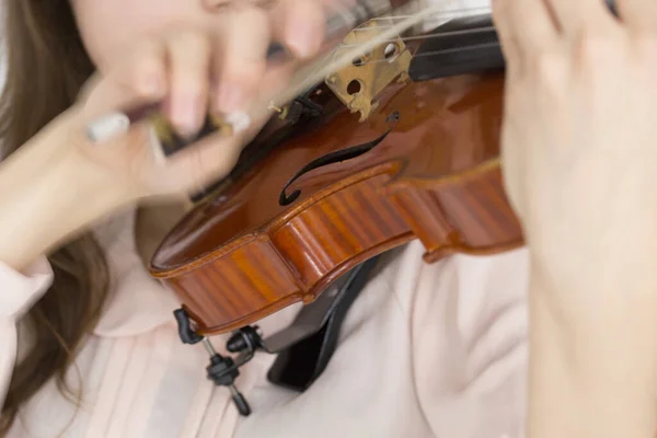 楽器で若い女性ヴァイオリニストを閉じる — ストック写真