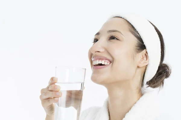 Mujer Asiática Joven Con Albornoz Blanco Con Vaso Agua — Foto de Stock