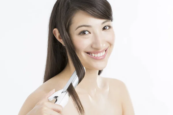 Hermosa Mujer Japonesa Rizando Pelo Largo Usando Rizador — Foto de Stock