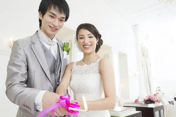 Vacker Glad Ung Bröllop Par Hålla Brinnande Ljus Tillsammans — Stockfoto