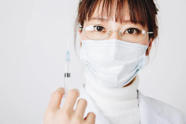 Asijská Žena Lékař Nosit Masku Držení Injekční Stříkačky Zblizka — Stock fotografie