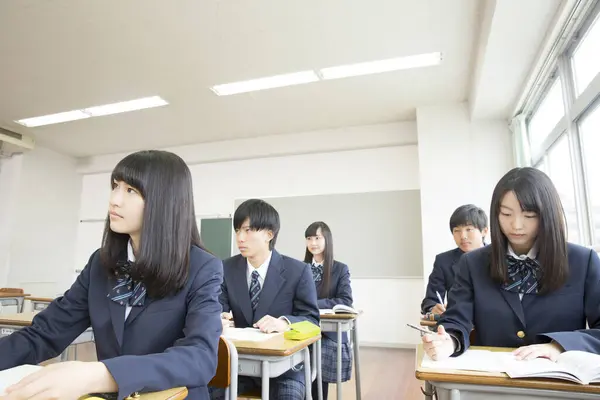 Jonge Japanse Studenten Studeren Klaslokaal — Stockfoto