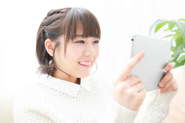 Όμορφη Ιαπωνική Νεαρή Γυναίκα Χρησιμοποιώντας Tablet Στο Σπίτι — Φωτογραφία Αρχείου