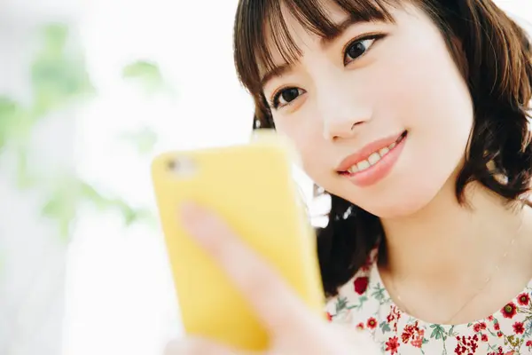 Retrato Joven Mujer Asiática Sonriente Usando Teléfono Inteligente —  Fotos de Stock