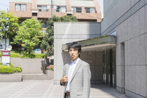 Sokaktaki Genç Japon Adamı — Stok fotoğraf