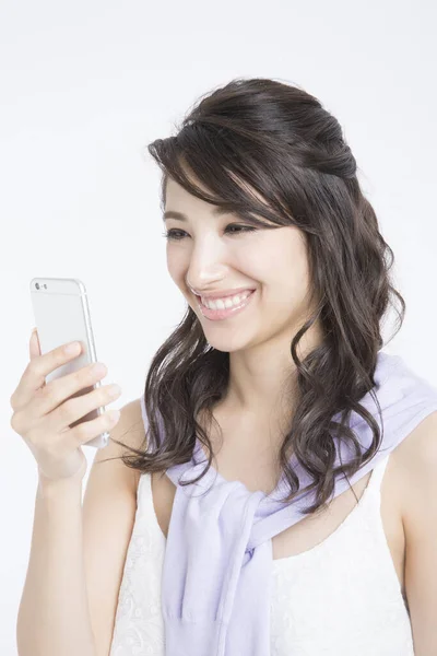 Портрет Красивої Японської Жінки Смартфоном Білому Тлі — стокове фото