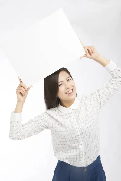 照片上美丽的日本女商人在白底展示空白卡片 — 图库照片