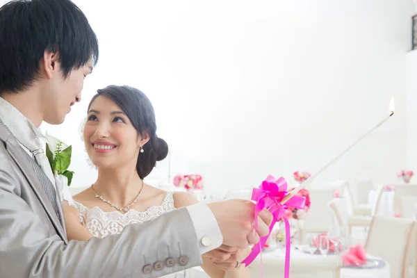Vacker Glad Ung Bröllop Par Hålla Brinnande Ljus Tillsammans — Stockfoto