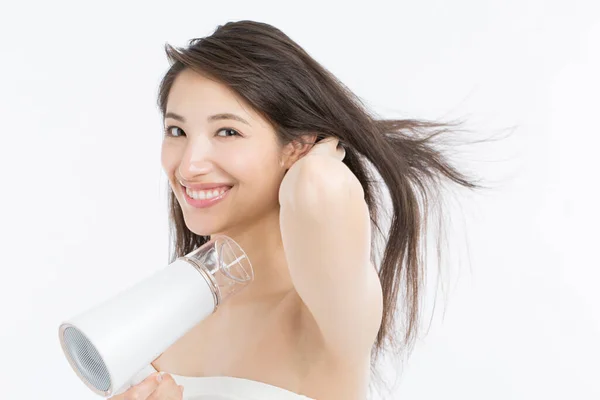 Sorridente Donna Asiatica Asciugare Capelli Isolati Sfondo Bianco — Foto Stock