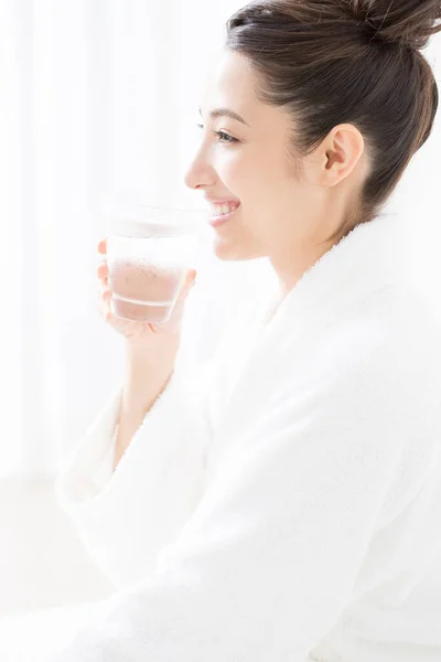 Jong Aziatisch Vrouw Met Glas Water Witte Achtergrond — Stockfoto