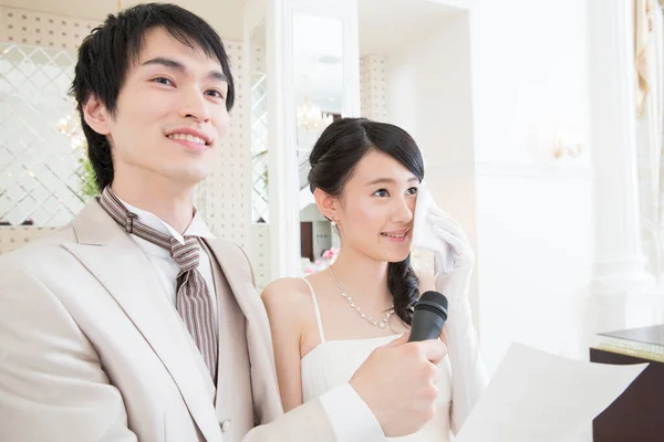 Beautiful Happy Young Wedding Couple Speaking Microphone — Stock Photo, Image