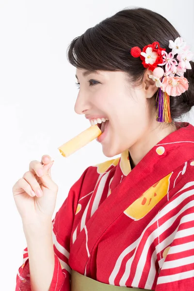 Portret Pięknej Młodej Kobiety Tradycyjnym Japońskim Kimono Jedzącej Lody — Zdjęcie stockowe