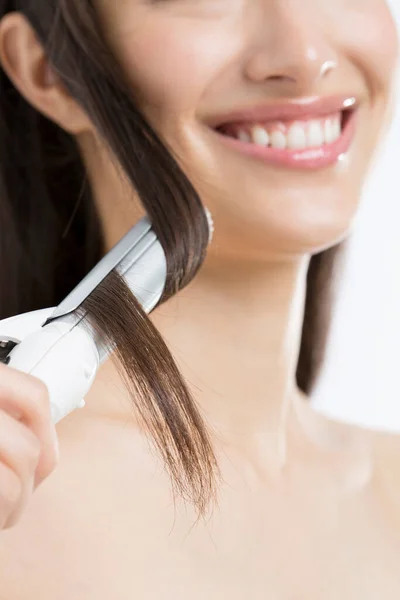 Belle Femme Japonaise Bouclant Les Cheveux Longs Utilisant Fer Friser — Photo