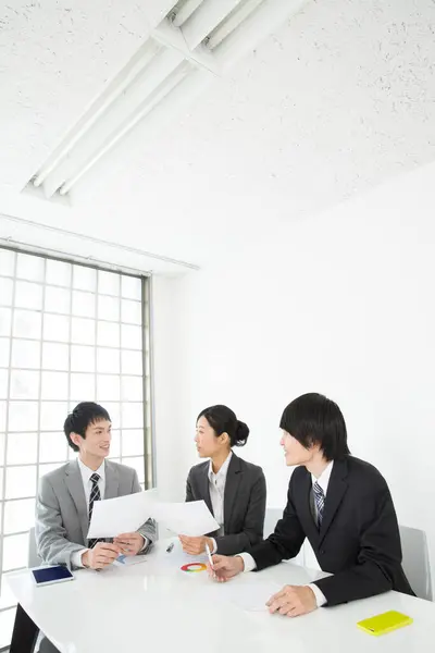 Retrato Jovens Empresários Confiantes Durante Reunião Escritório — Fotografia de Stock