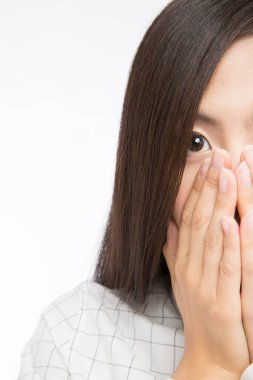 Güzel Japon kadınının stüdyo çekimi beyaz arka planda şaşkına döndü. 