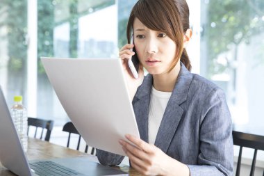 Ofiste çalışan genç bir kadın. 