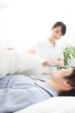 Hemşire ve hasta hastane koğuşunda