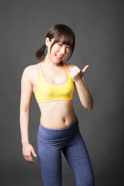 Asyalı kadın başparmağını kaldırıyor.