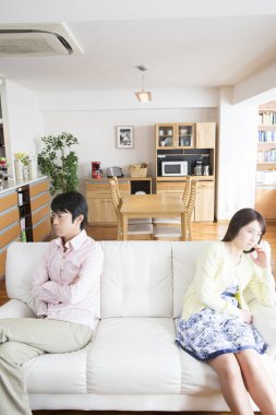 Çiftler arka arkaya koltukta oturuyor. 