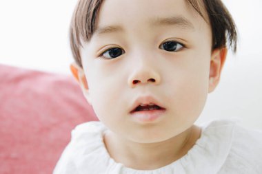 Küçük sevimli Asyalı kızın portresini yakından çek.