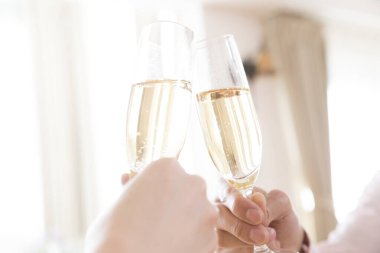 Elinde şampanyayla iki bardak 