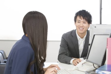 Sınıfta bilgisayar üzerinde çalışan Asyalı genç bir öğrencinin portresi. 