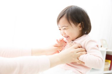 Küçük kız annesiyle evde oynarken