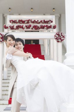 Güzel genç bir çift kameraya gülümsüyor.