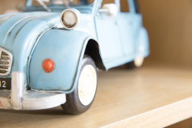 Tahta arka planda oyuncak bir araba.