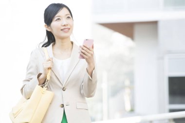 İş merkezleri cep telefonu kullanan kadın