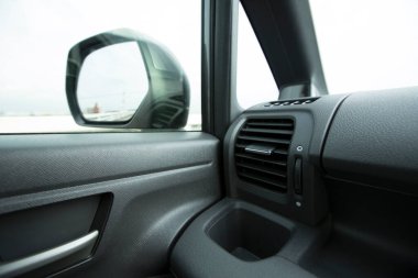 Siyah arabanın içini kapatın. 