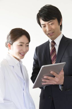 Doktor ve işadamı dijital tabletle tartışıyor