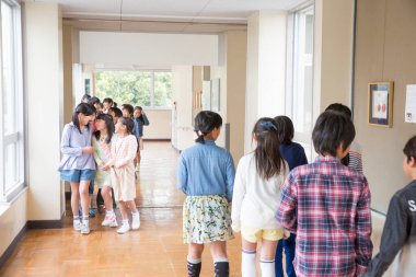 Asyalı çocukların okul koridorundaki portresi